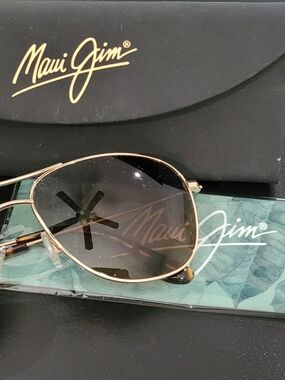 Maui Jim Cliff House Gold Aviator Sunglasses with Brown Gradient Lenses